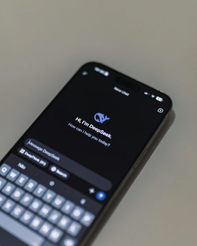 Close-up d'un écran de smartphone affichant une interface de chatbot IA, mettant en avant une conversation DeepSeek AI.