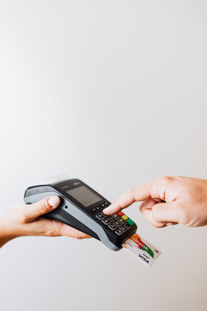 Close-up of card payment using POS terminal, emphasizing cashless transaction. Gros plan sur un paiement par carte utilisant un terminal POS, mettant l'accent sur la transaction sans espèces.