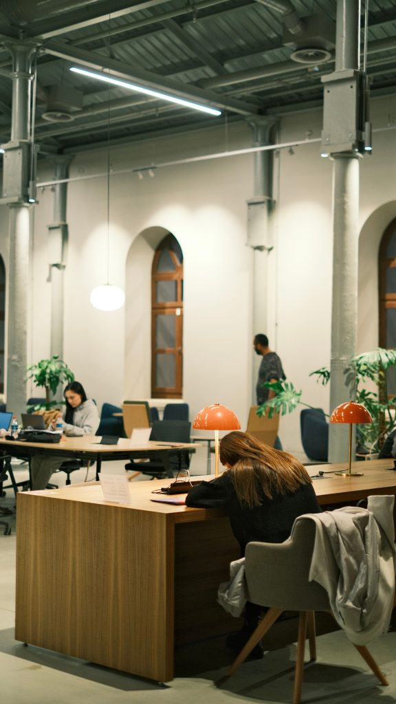 Modern office interior with people working and collaborating in a shared space. Intérieur de bureau moderne avec des personnes travaillant et collaborant dans un espace partagé.