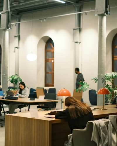 Modern office interior with people working and collaborating in a shared space. Intérieur de bureau moderne avec des personnes travaillant et collaborant dans un espace partagé.