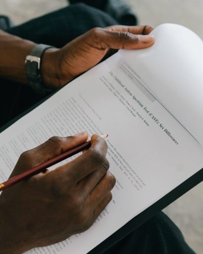 Close-up of a person writing on a psychological assessment form with a pencil. Gros plan d'une personne écrivant sur un formulaire d'évaluation psychologique avec un crayon.