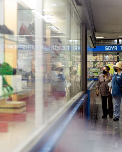 Client mystère observant un rayon de magasin