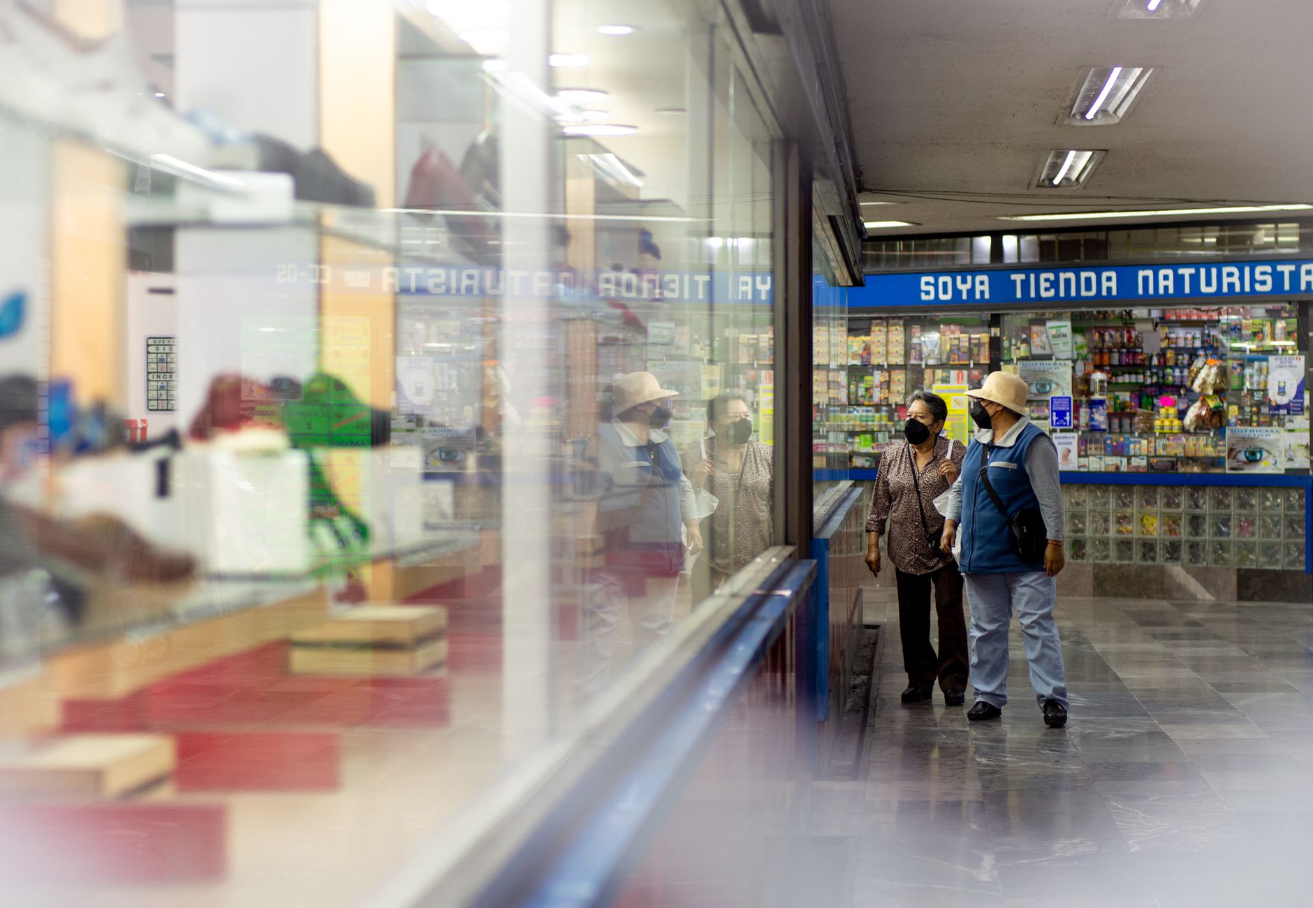 Client mystère observant un rayon de magasin