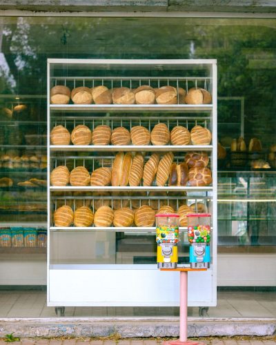 Showcase of fresh breads in a bakery window in Iznik, Türkiye. Vitrine de pains frais dans une boulangerie à Iznik, Türkiye.