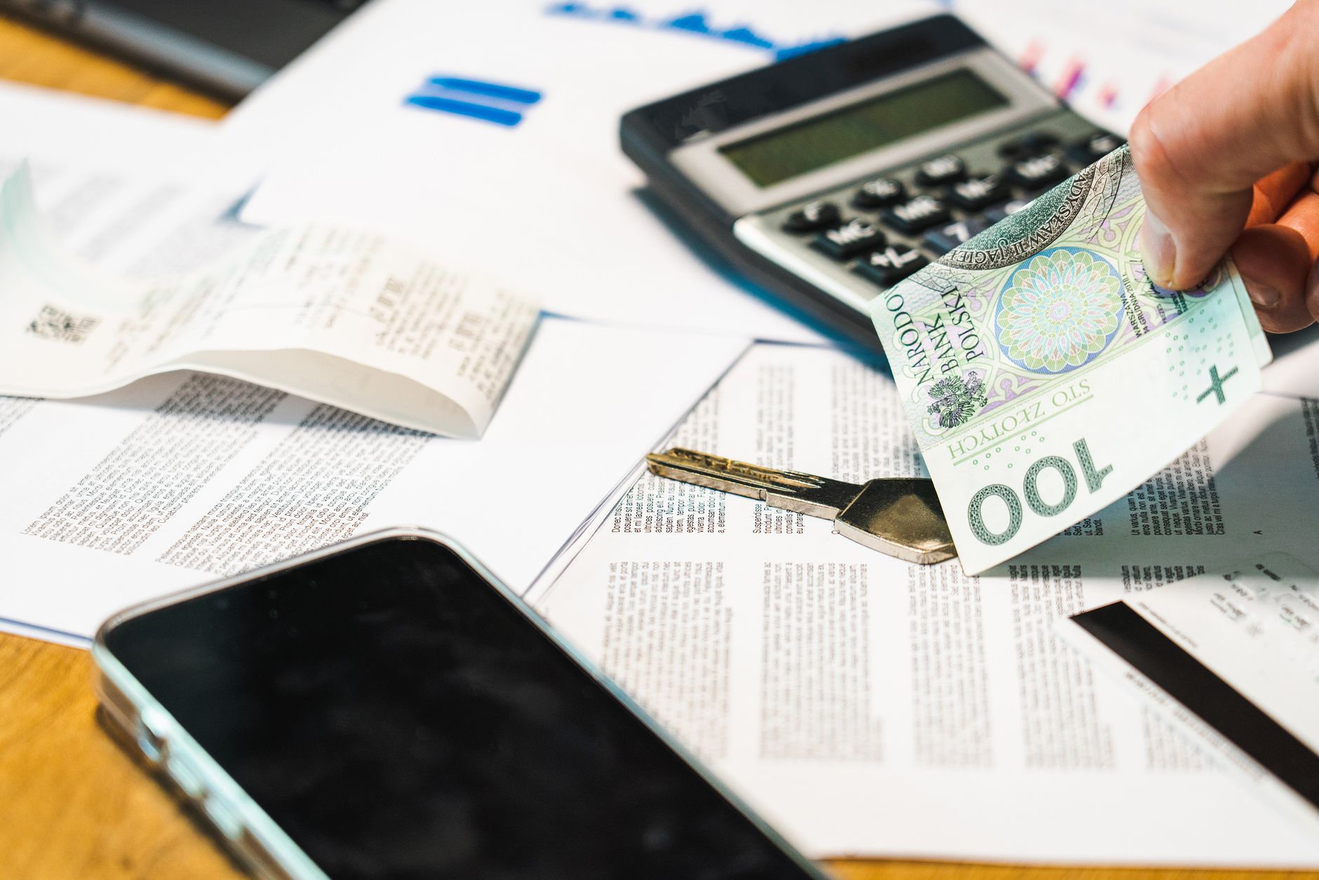 Documents financiers et calculatrice sur un bureau