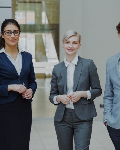 Equipe de professionnels en entretien de recrutement