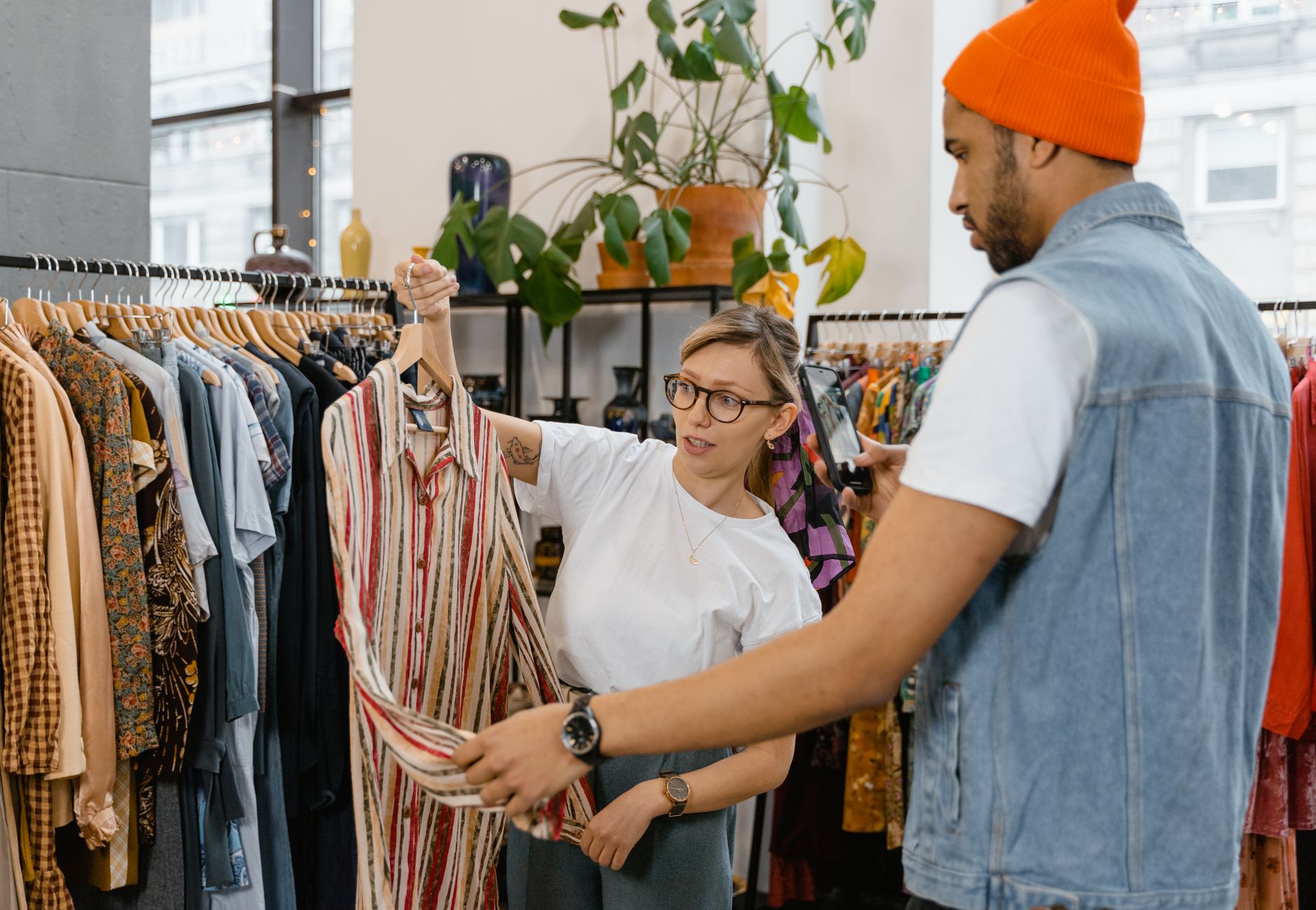 Vendeuse conseillant un client mystère en boutique