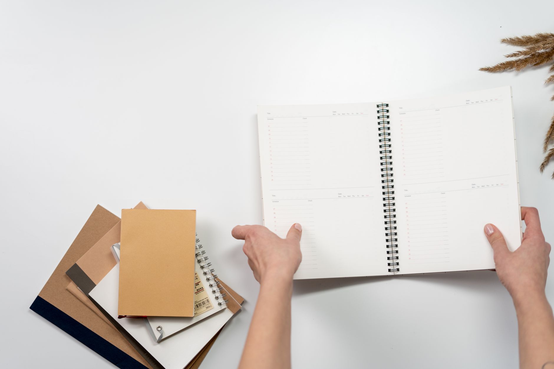 Bureau rangé avec agenda pour planifier