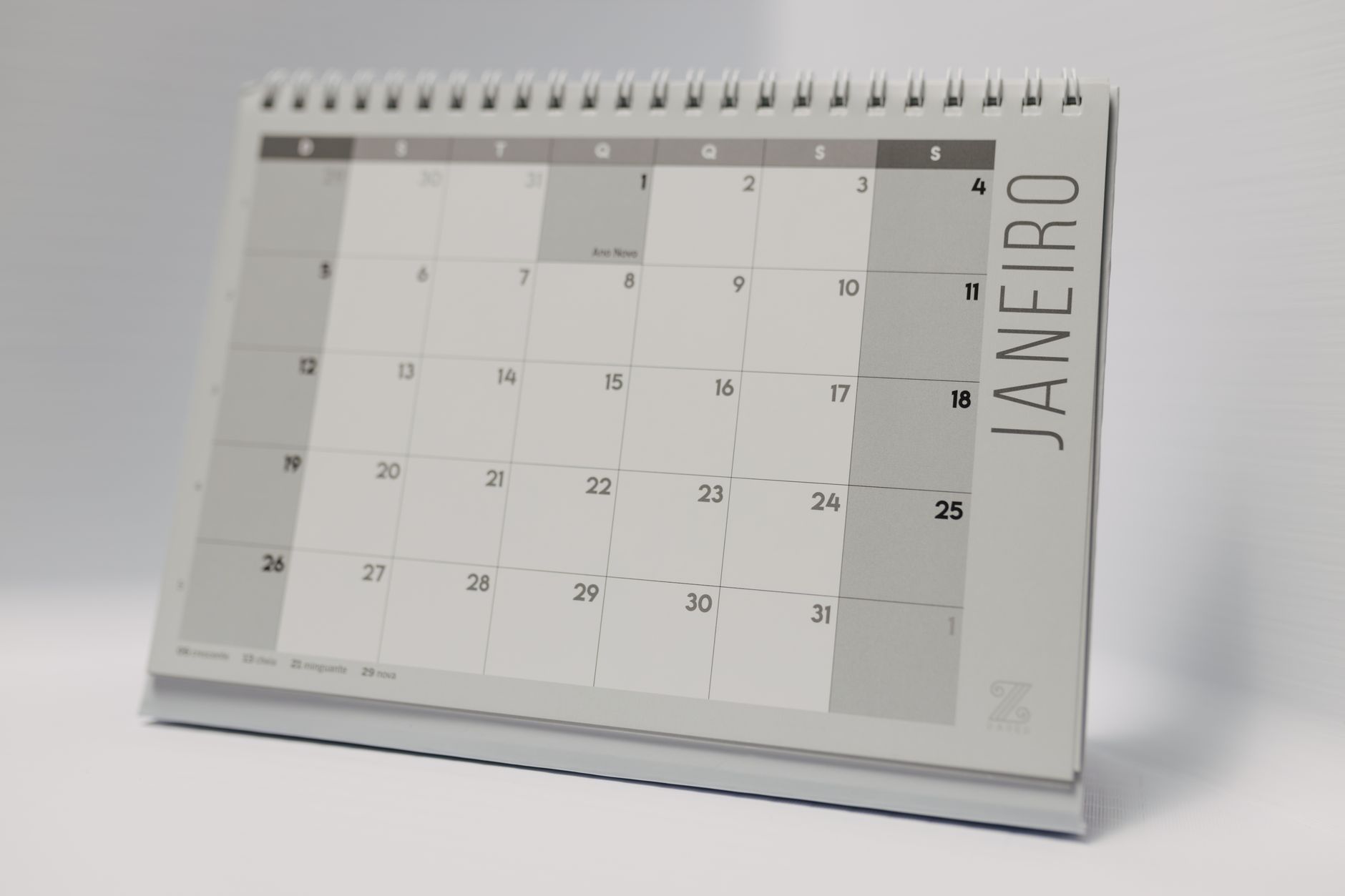 Calendrier mensuel posé sur un bureau