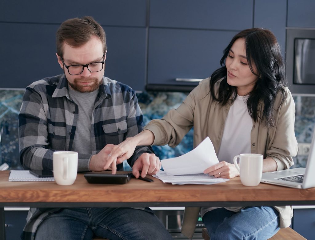 Couple qui vérifie ses avis d'imposition