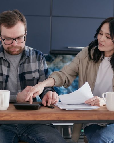 Couple qui vérifie ses avis d'imposition
