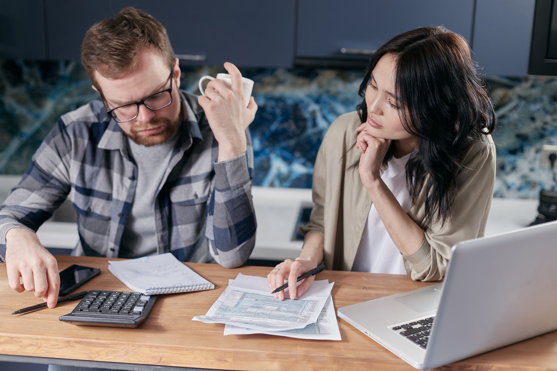 Couple qui étudie ses documents fiscaux