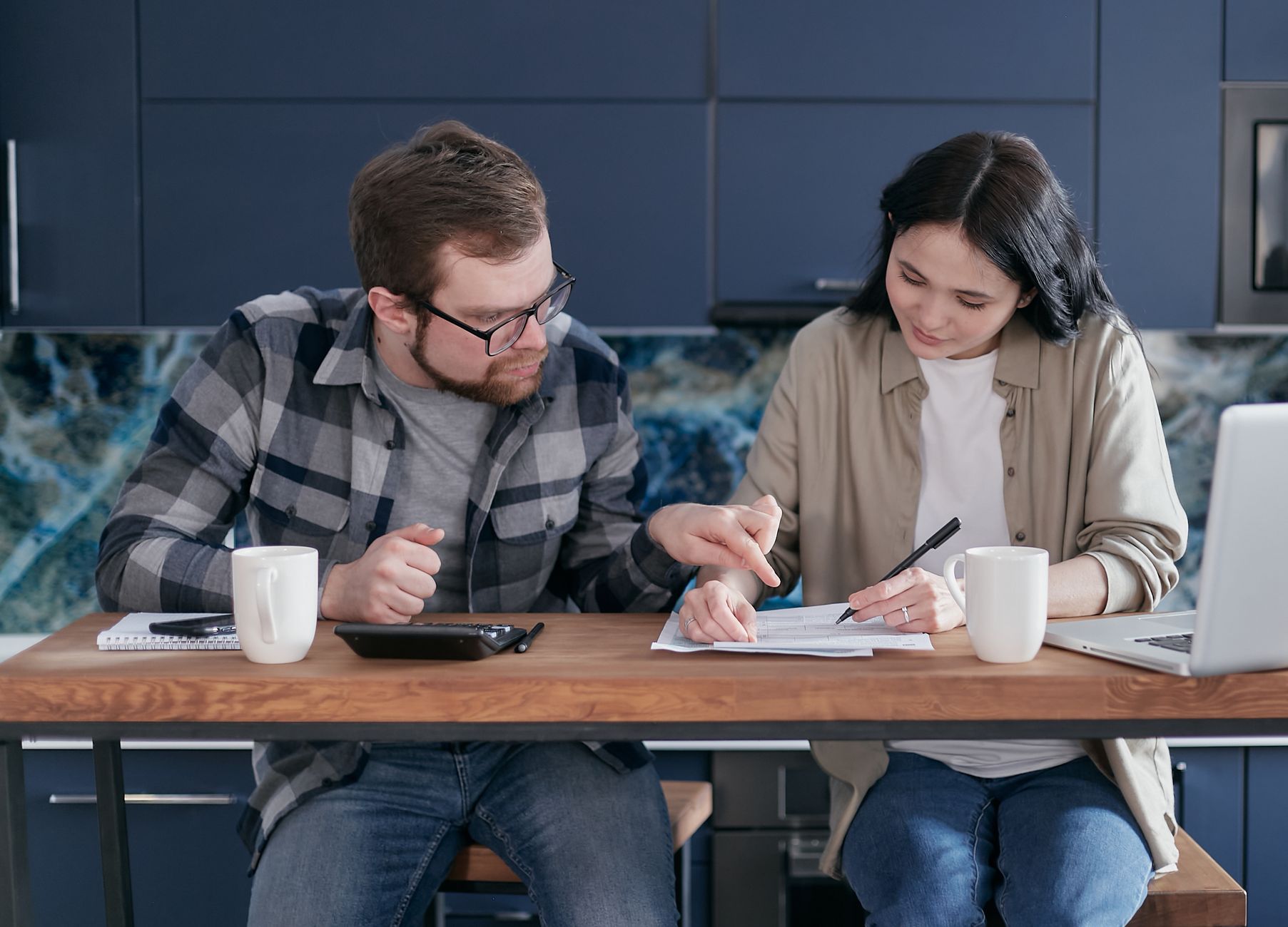 Couple qui consulte ses revenus à la maison