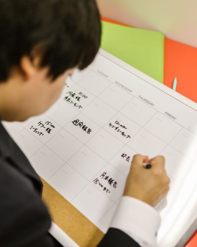 Salarie qui remplit son planning de travail
