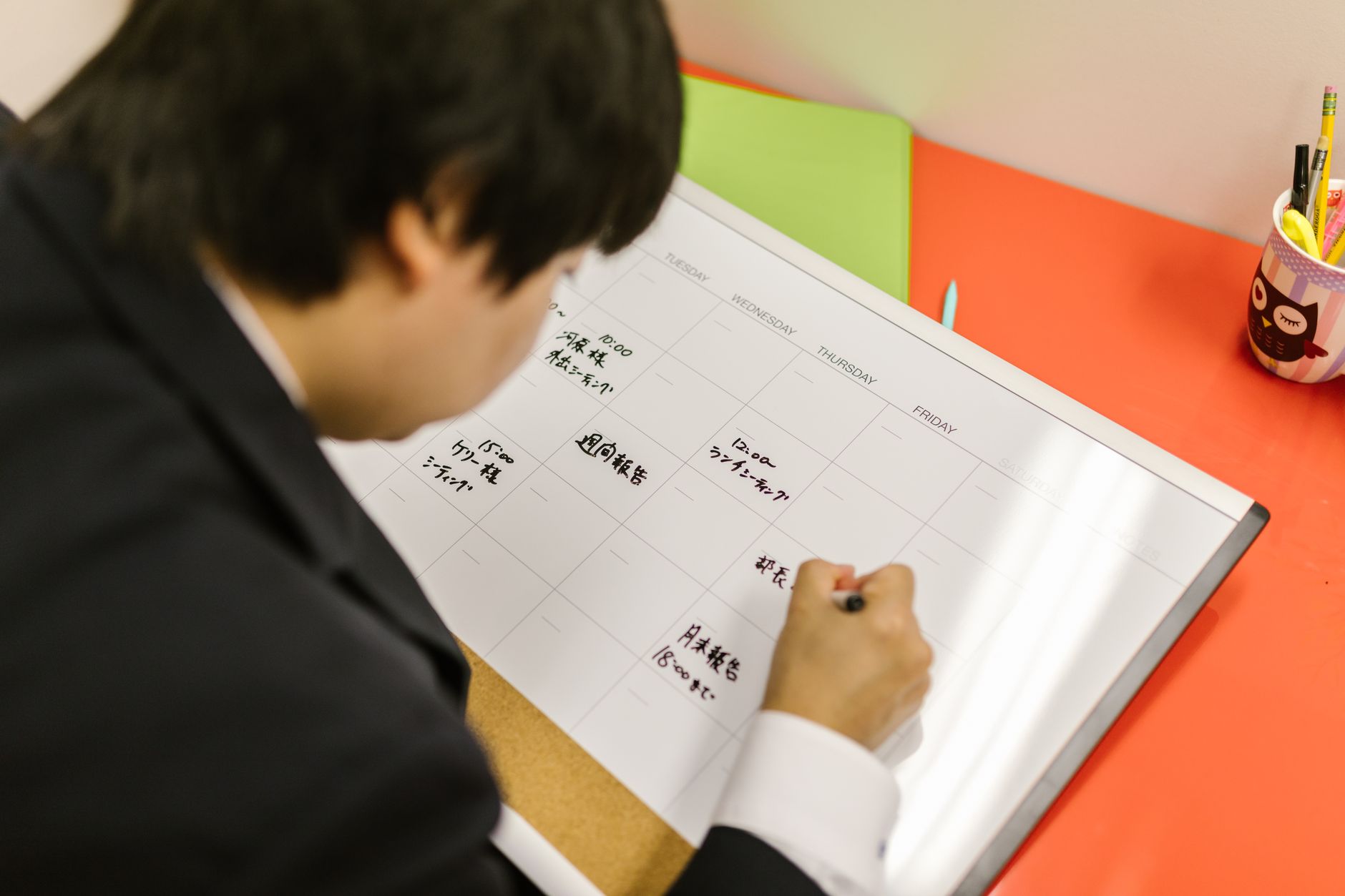 Salarie qui remplit son planning de travail