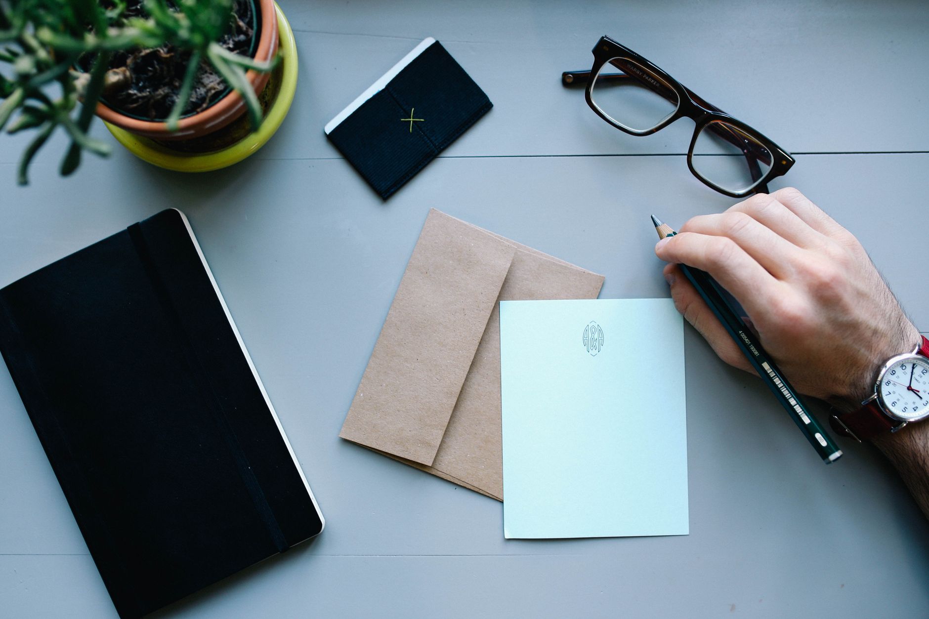 Bureau vu de dessus avec enveloppe, stylos et carnets
