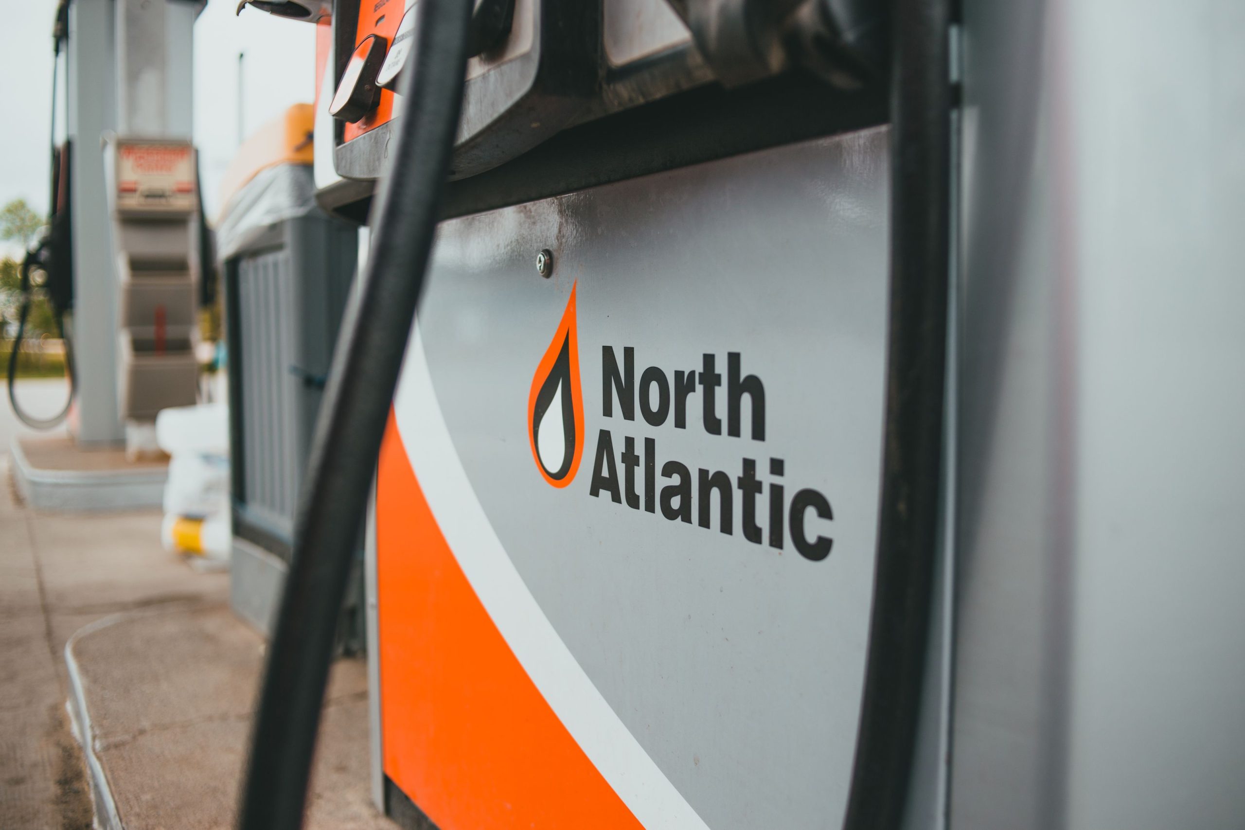 Distributeur de carburant avec affichage du prix au litre