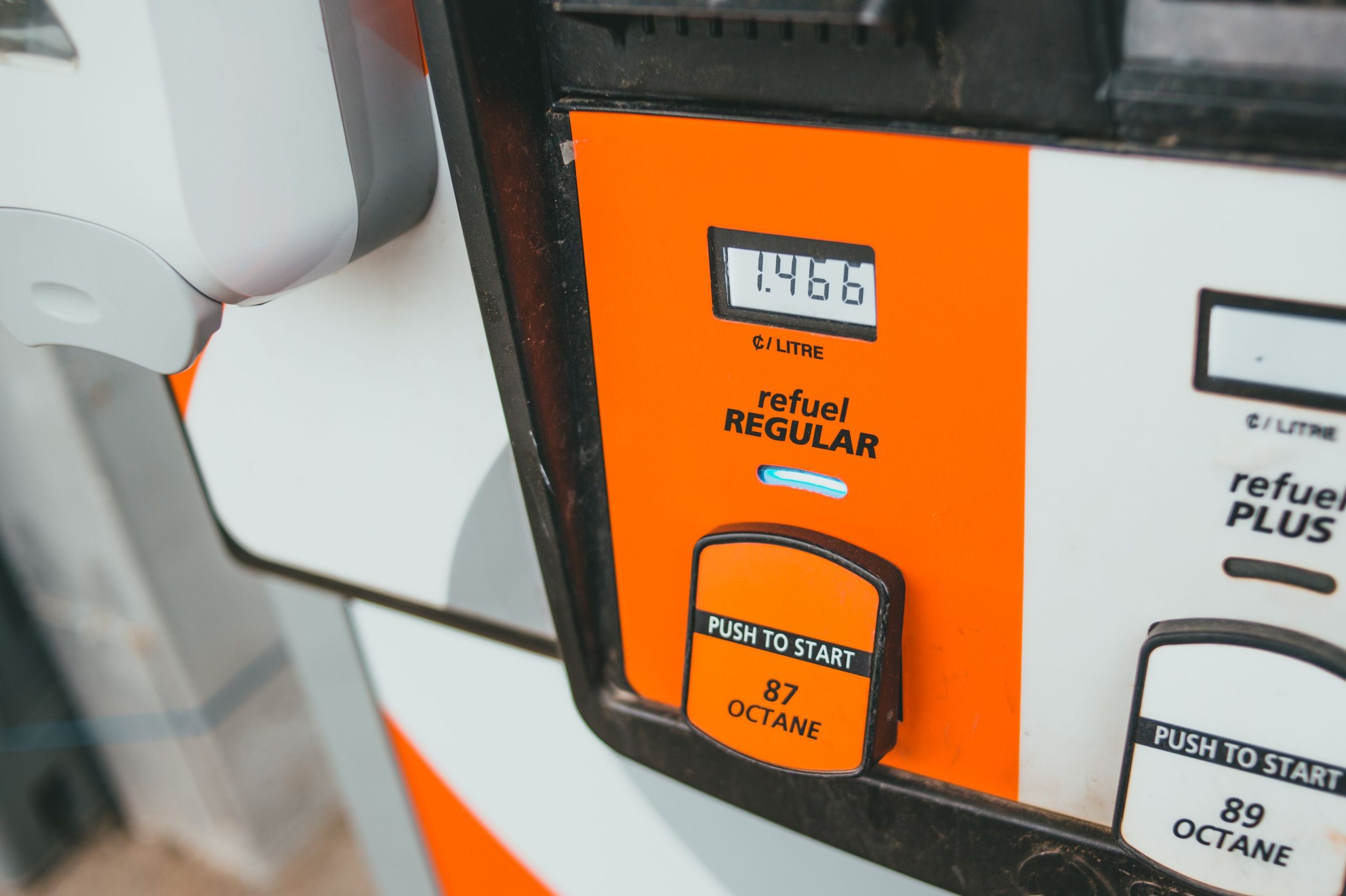 Pompe à essence affichant prix et indice d’octane