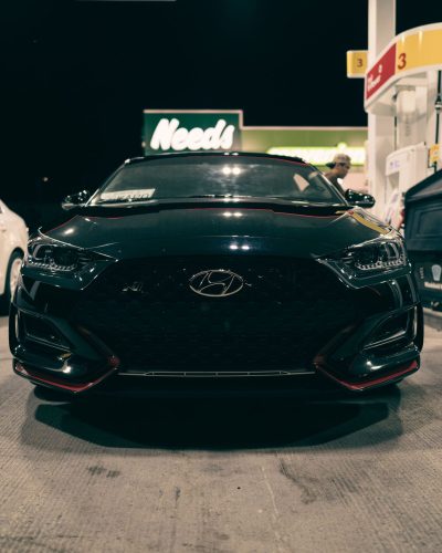 Voiture noire à la station-service de nuit