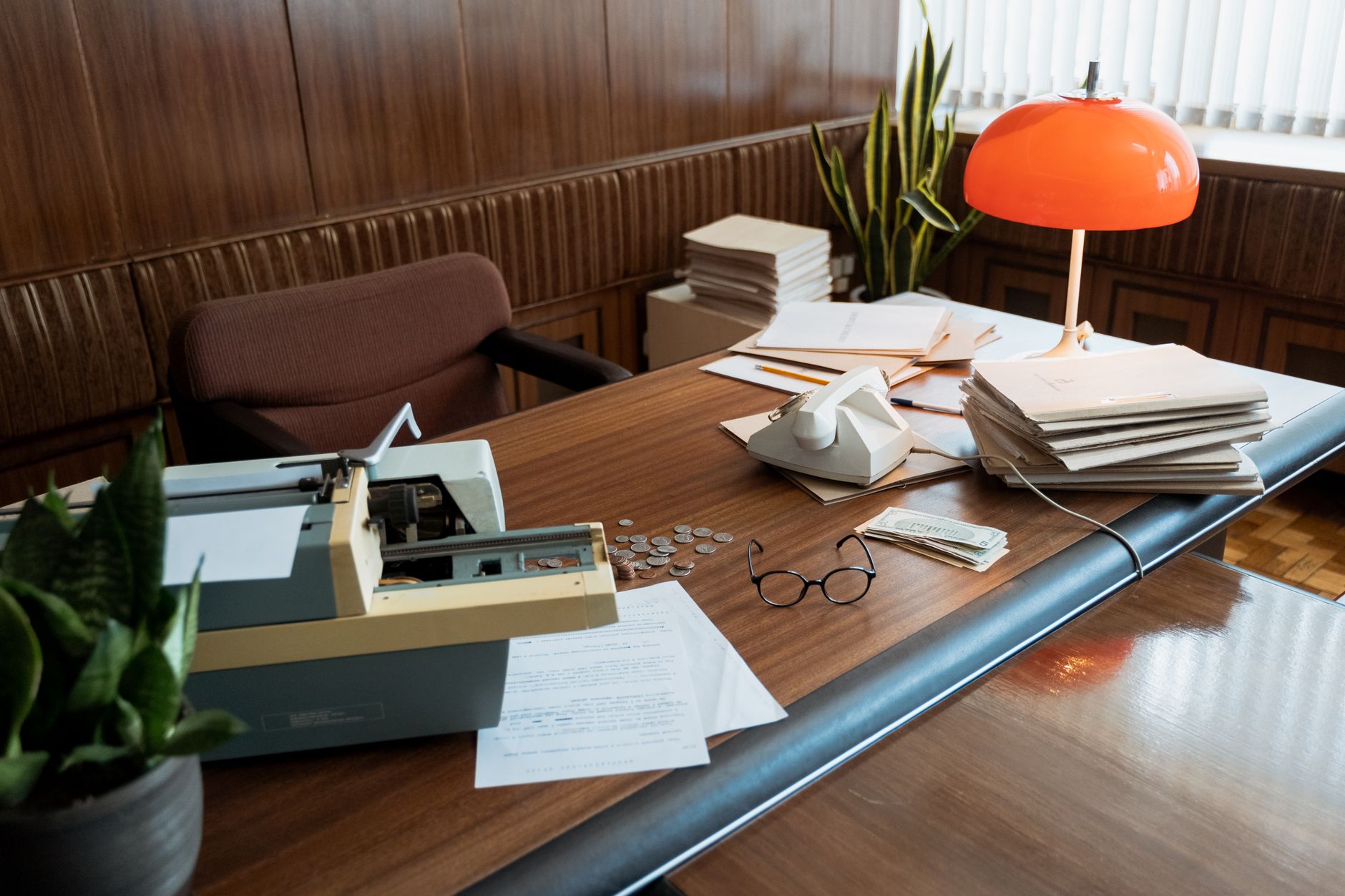 Bureau ancien avec machine à écrire et piles de documents