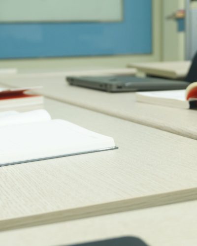 Réunion d'associés autour d'ordinateurs et de documents