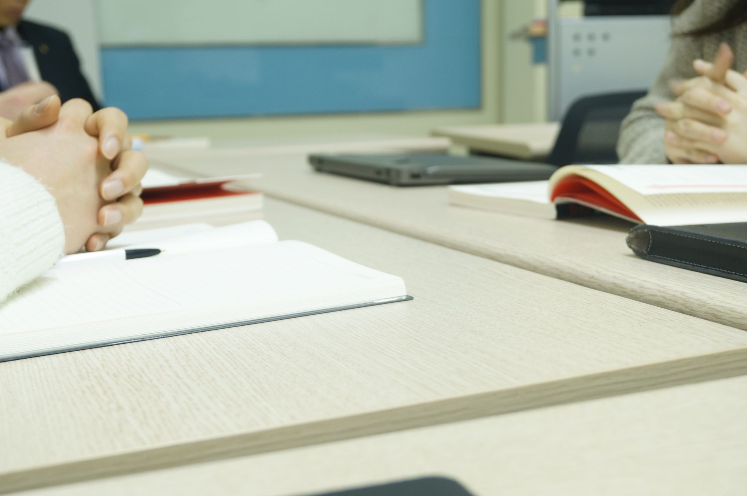 Réunion d'associés autour d'ordinateurs et de documents