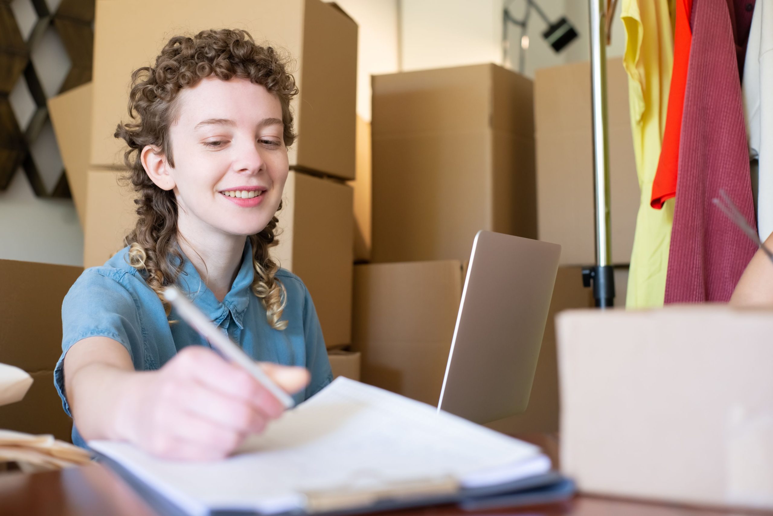Gérante de petite entreprise devant son ordinateur